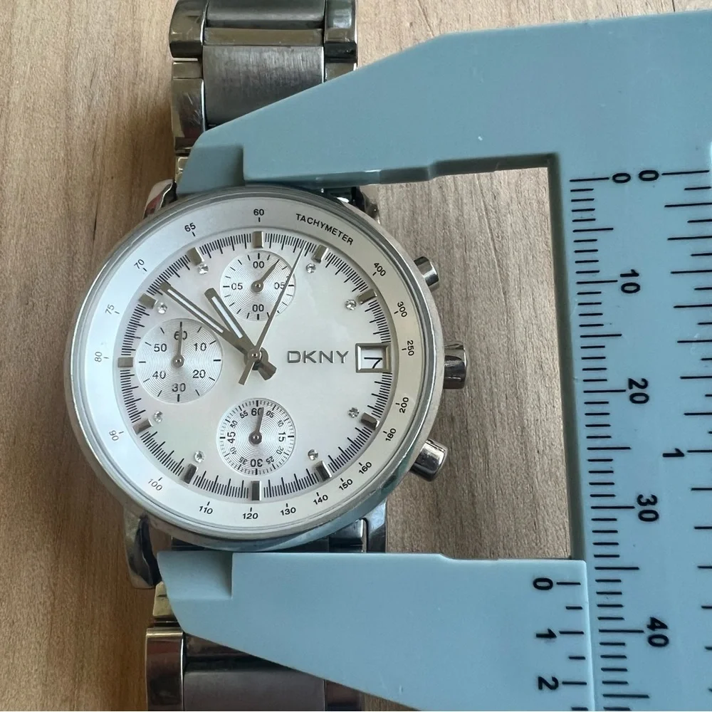 DKNY ladies chronograph stainless steel sporty watch NEW BATTERY